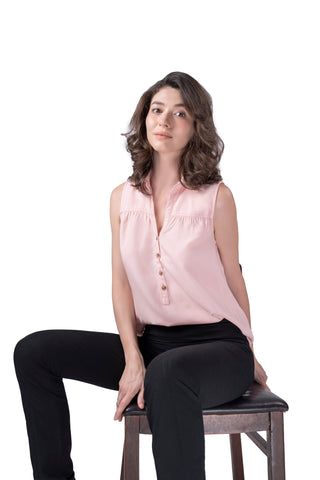 Chemise Sans Manches Rose - Modèle portant le top en situation assise